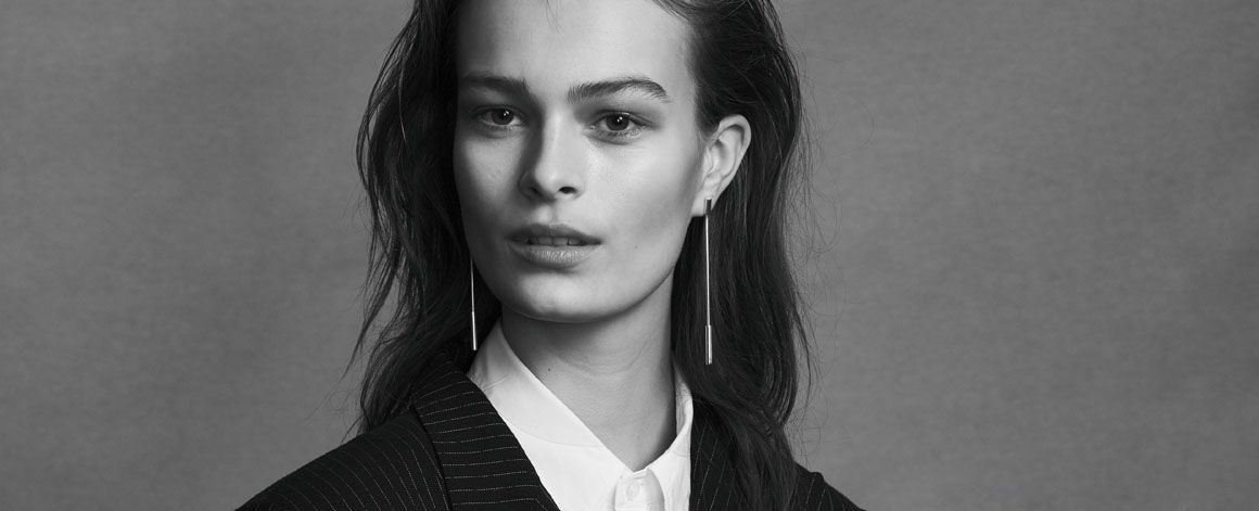 Campaña Berlín de DLOM: retrato en blanco y negro con pendientes largos
