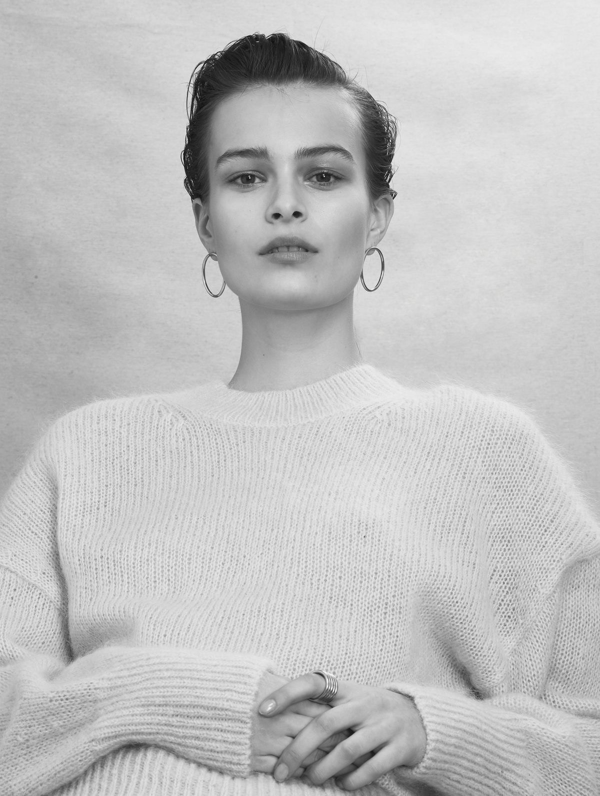Retrato con jersey, pendientes de aro y anillo de la colección Berlín