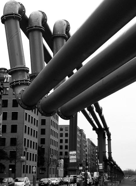 Tubos de infraestructura sobre una calle de Berlín, inspiración de la colección