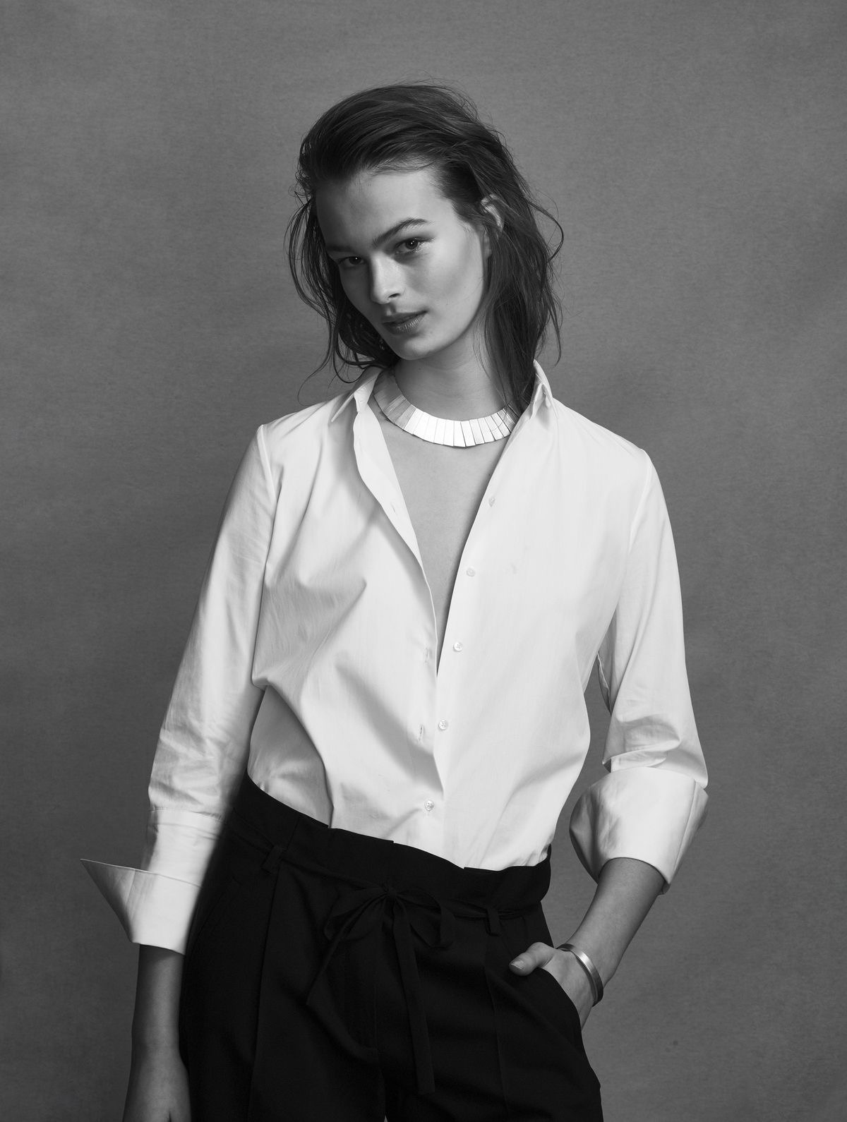 Campaña New York: collar geométrico y pulsera con camisa blanca